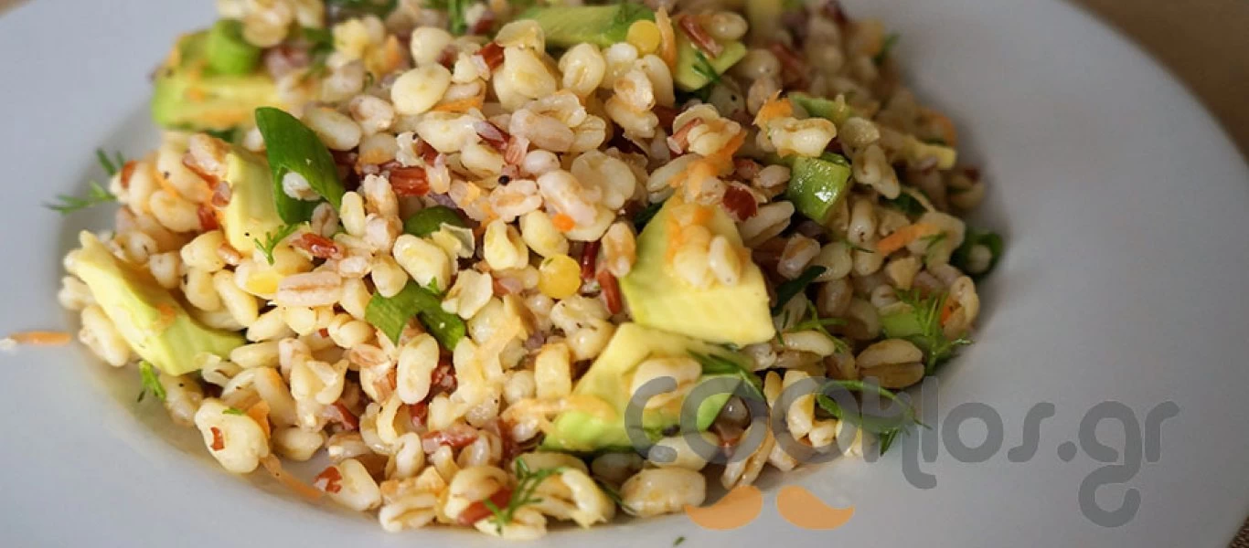 Η συνταγή της ημέρας: Σαλάτα δημητριακών με αβοκάντο και μυρωδικά